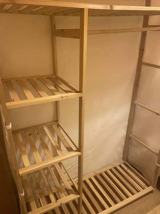 Armário de madeira e pano