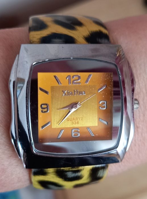 Продам часы на батарейке