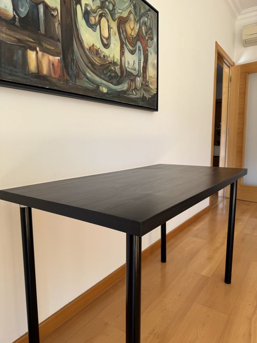 Mesa preta IKEA.