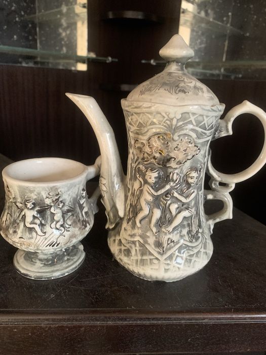 Bule de chá e duas chavenas em porcelana