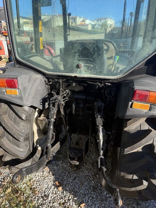 NEW HOLLAND T3020 4x4 — CABINE + AR CONDICIONADO + PNEUS NOVOS