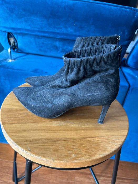 Czarne botki na obcasie