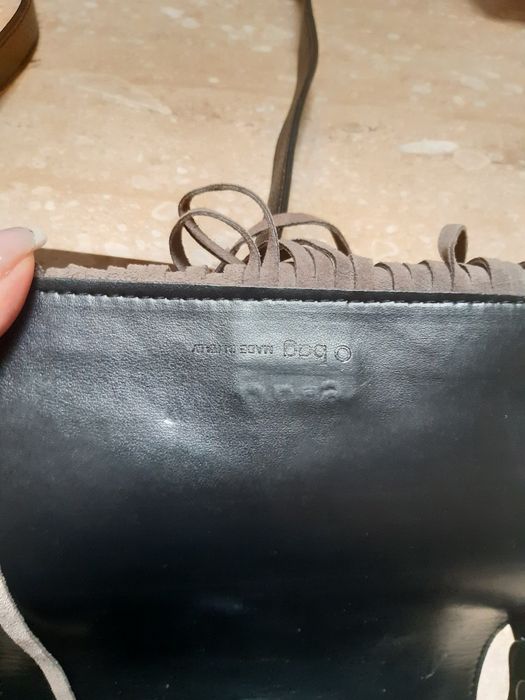 O bag listonoszka z fredzlami czarno beżowa