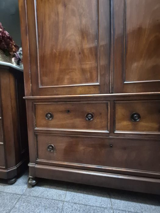Excecional Guarda-Fatos "Linen Press" William IV em Mogno Maciço .