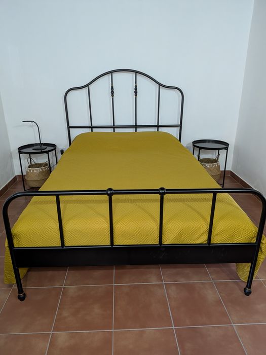 Cama de Casal Preta (140x200) + 2 Mesas de Cabeceira IKEA