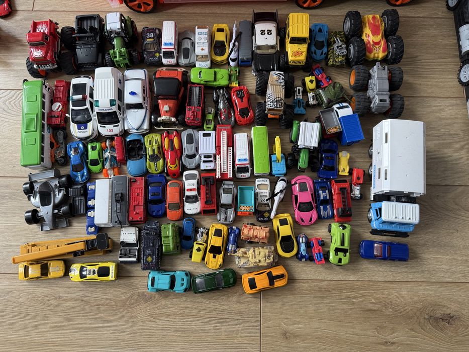 Автовоз і багато машинок