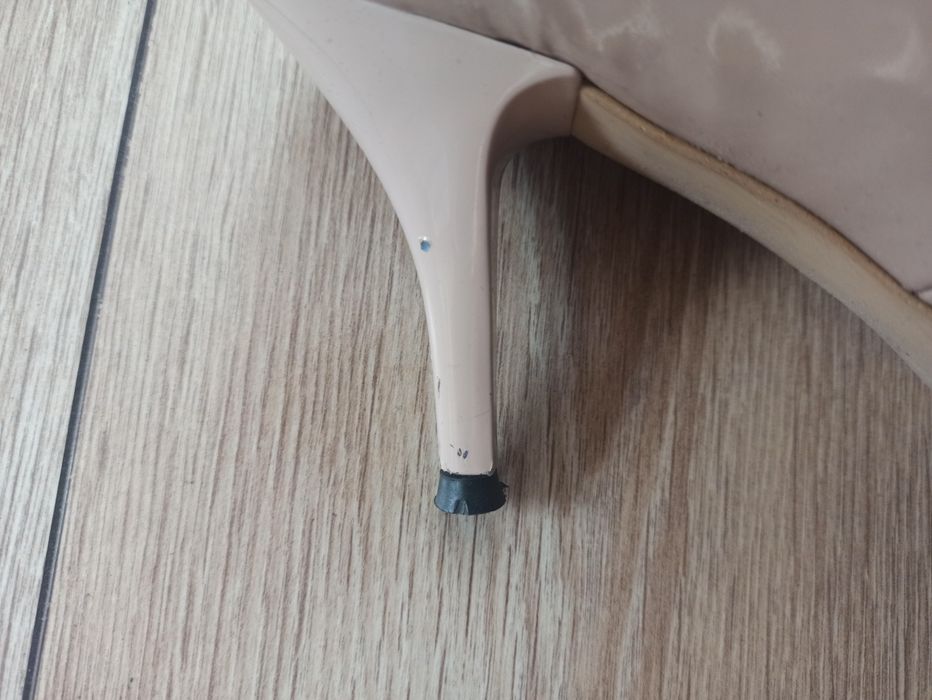 Skórzane, pastelowe buty na szpilce Carinii