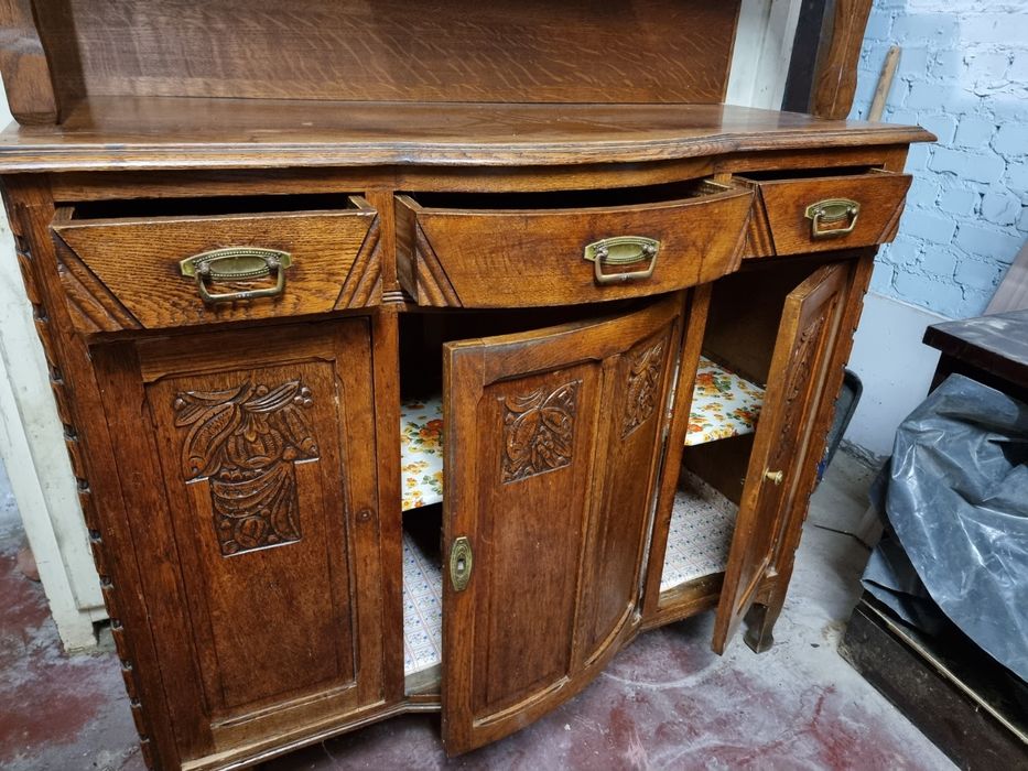 Drewniany kredens w stylu secesyjnym