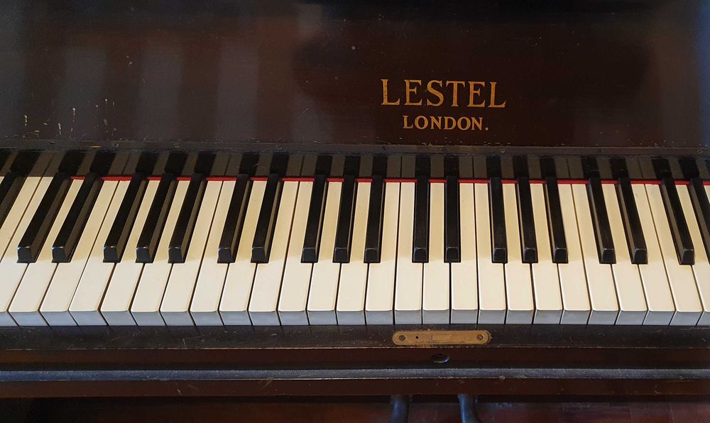 Piano vertical com pedais-Lestel London