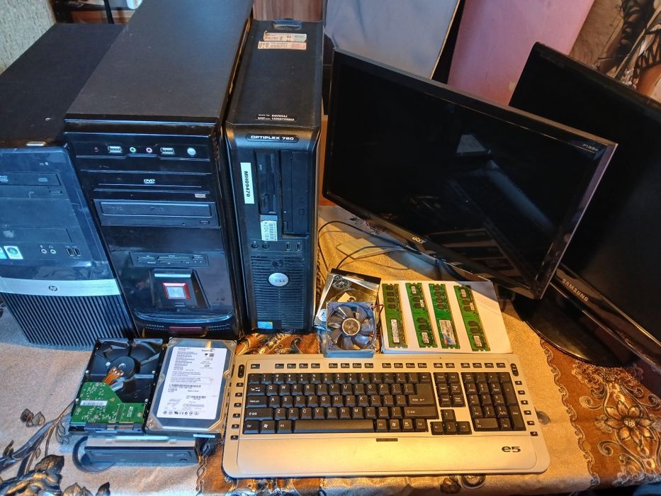 Komputery,monitory,klawiatury.