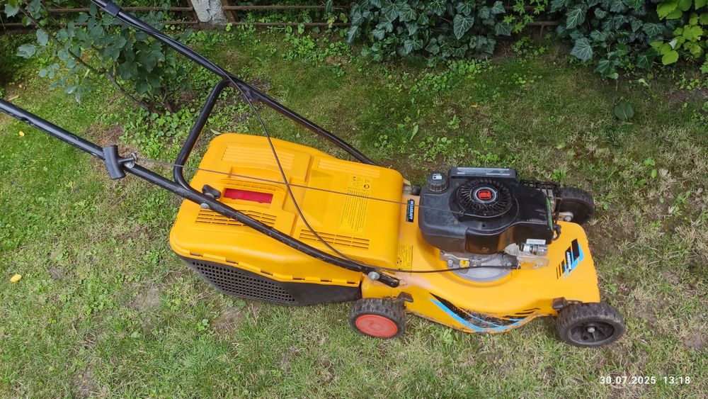 Газонокосарка бензинова газонокосилка.