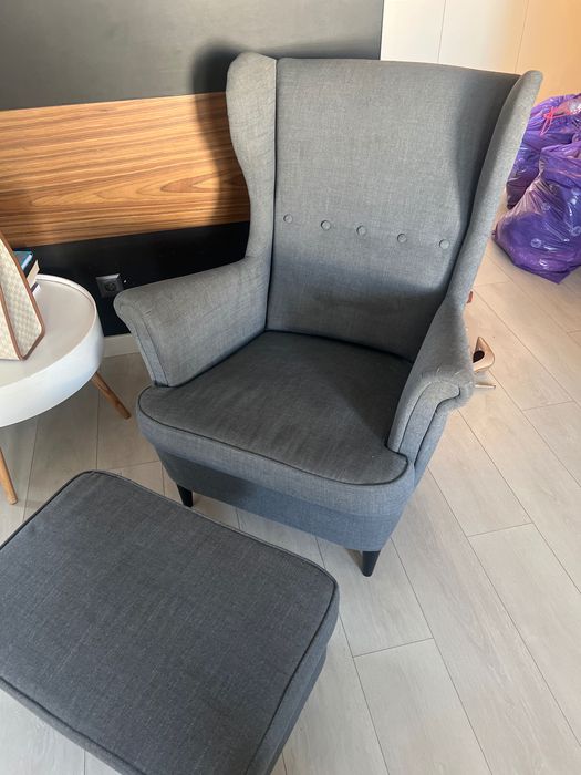 Fotel uszak IKEA STRANDMON z podnóżkiem