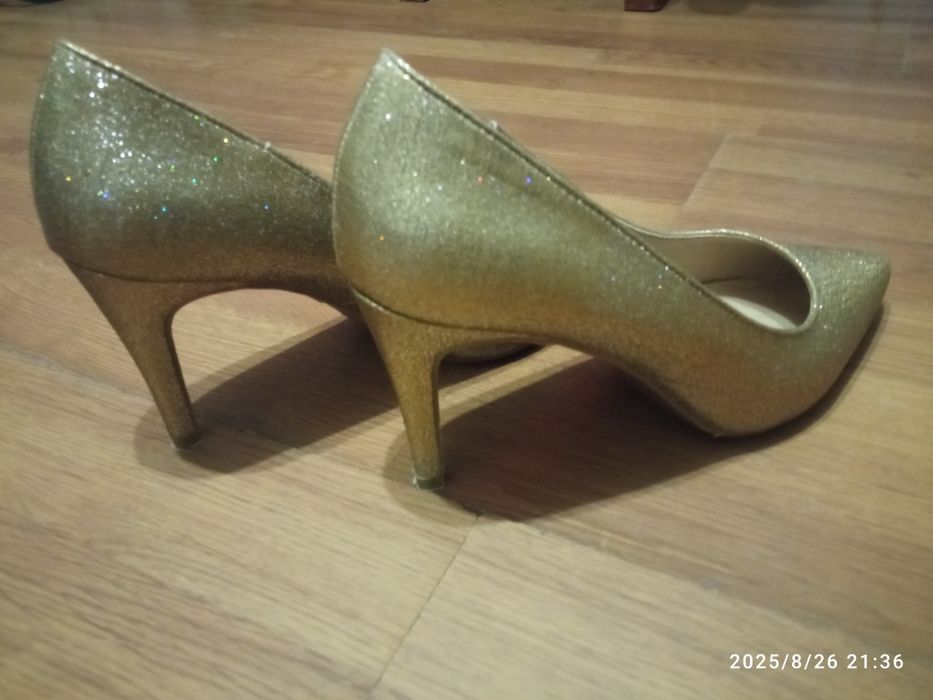 Szpilki eleganckie złote
