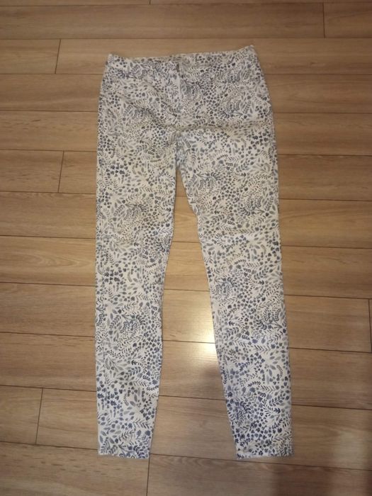 Spodnie damskie białe w niebieski wzór. 42/44