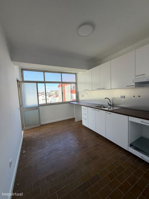 Apartamento T2, acabado de renovar, central