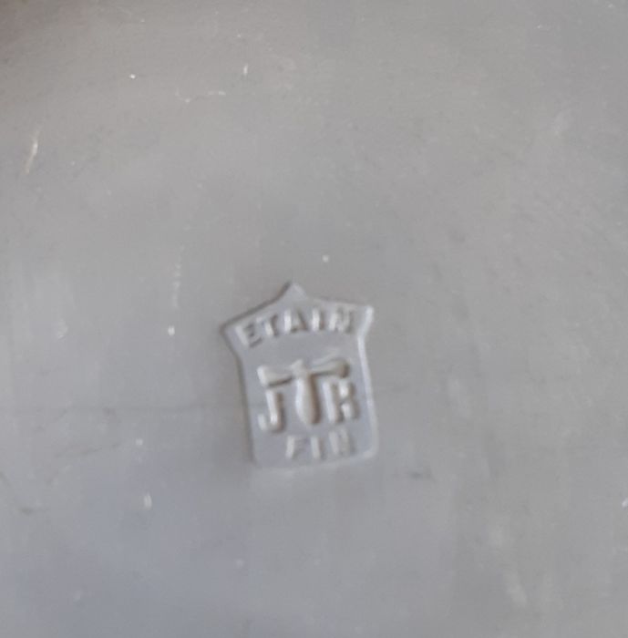 Caneca em estanho francês.
