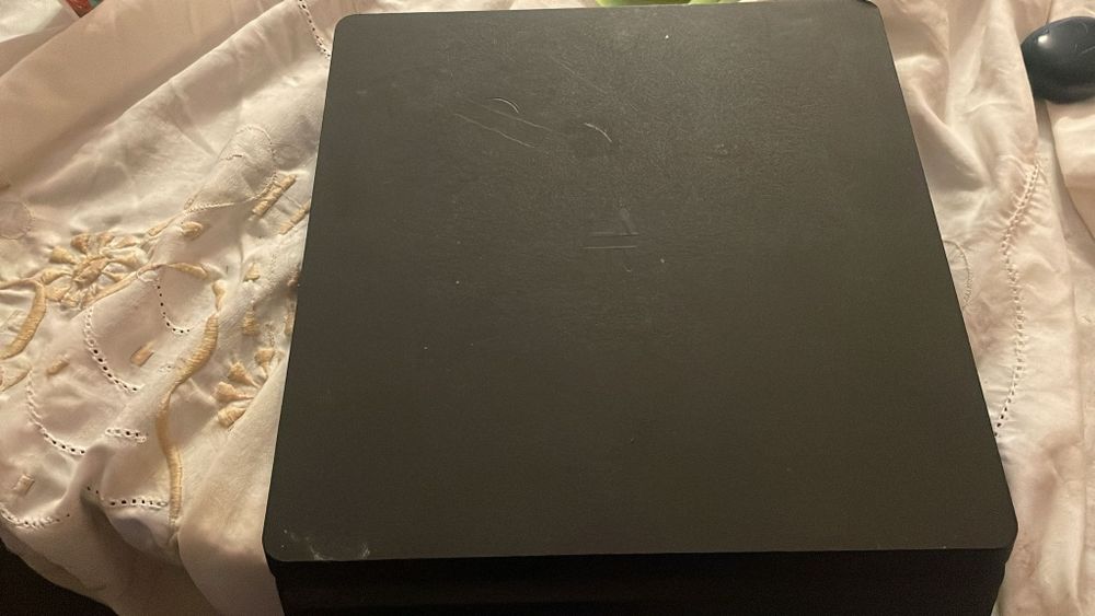 PlayStation 4 com 4 jogos a escolher sem comando