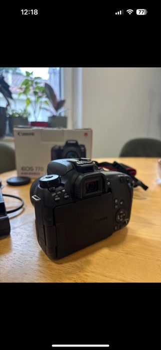 Máquina Fotográfica Reflex CANON EOS 77D EF-S18-55 F4-5.6 IS STM