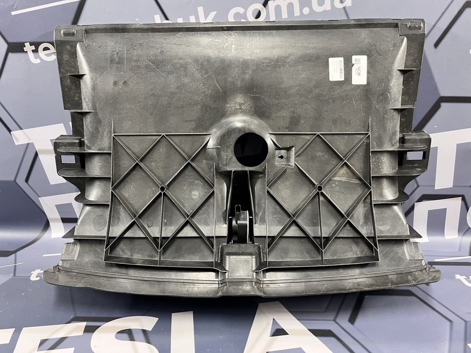 Кришка радіатора (люверс) Tesla Y