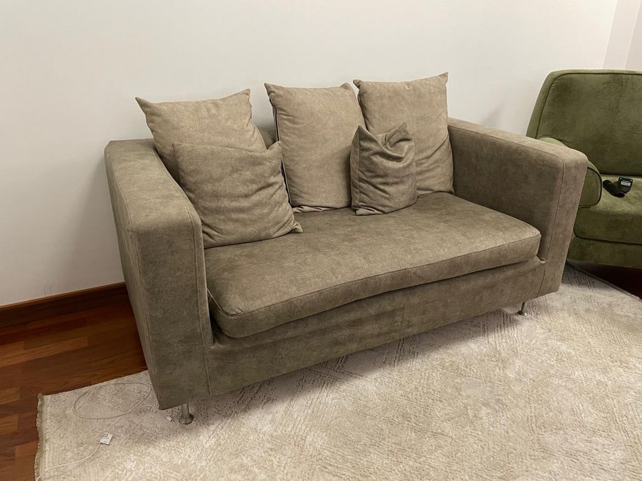 Sofá de dois lugares castanho e bege