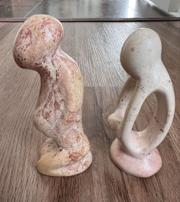 Estatuetas em pedra.