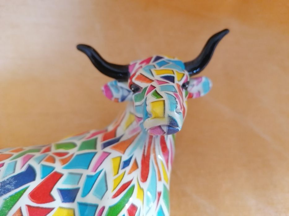 Estatueta de touro em mosaico