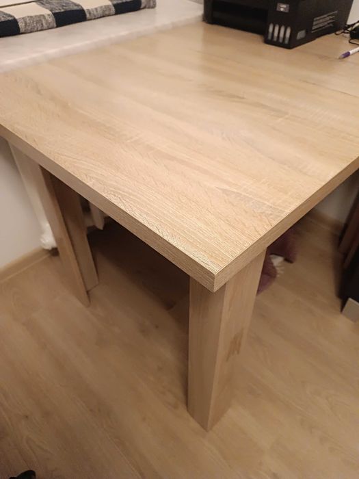 Sprzedam stół drewniany w jasnym kolorze.