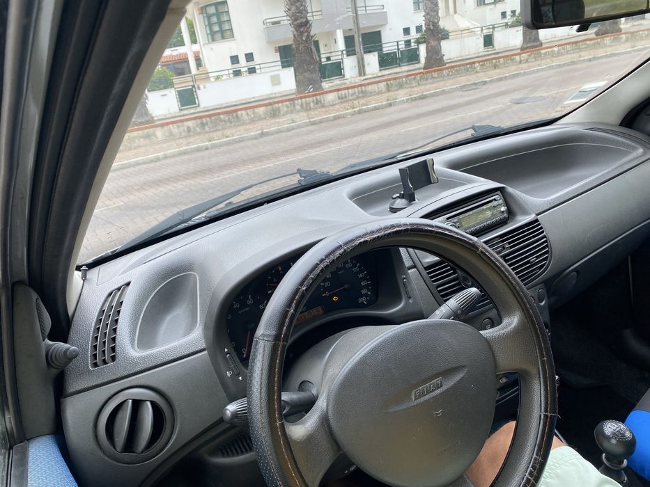 Fiat Punto 2003 a Gasolina por 1.100€ — Com 4 Pneus Bons e 2 Pneus suplentes