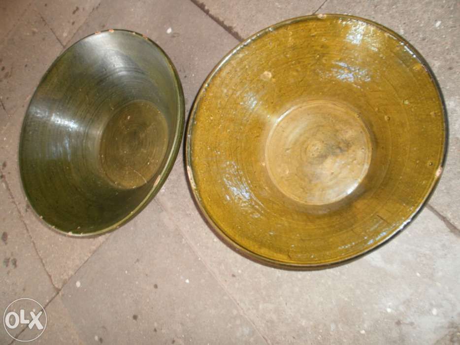 1 Rádio antigo, bacias, jarro, taças, outras antiguidades.