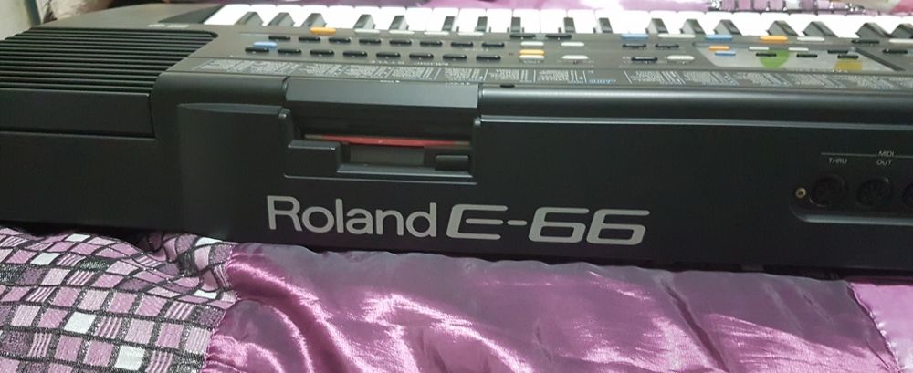 Sintetizador ROLAND E66