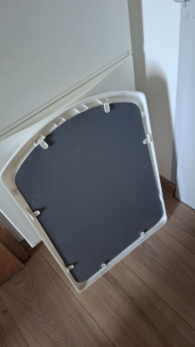 Lustro do łazienki w plastikowej białej ramie