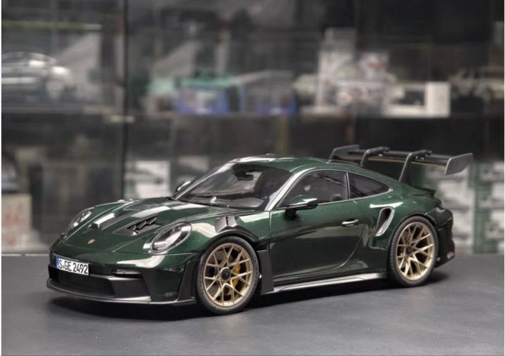 Продам коллекционную модель Porsche 911 GT3RS 1:12