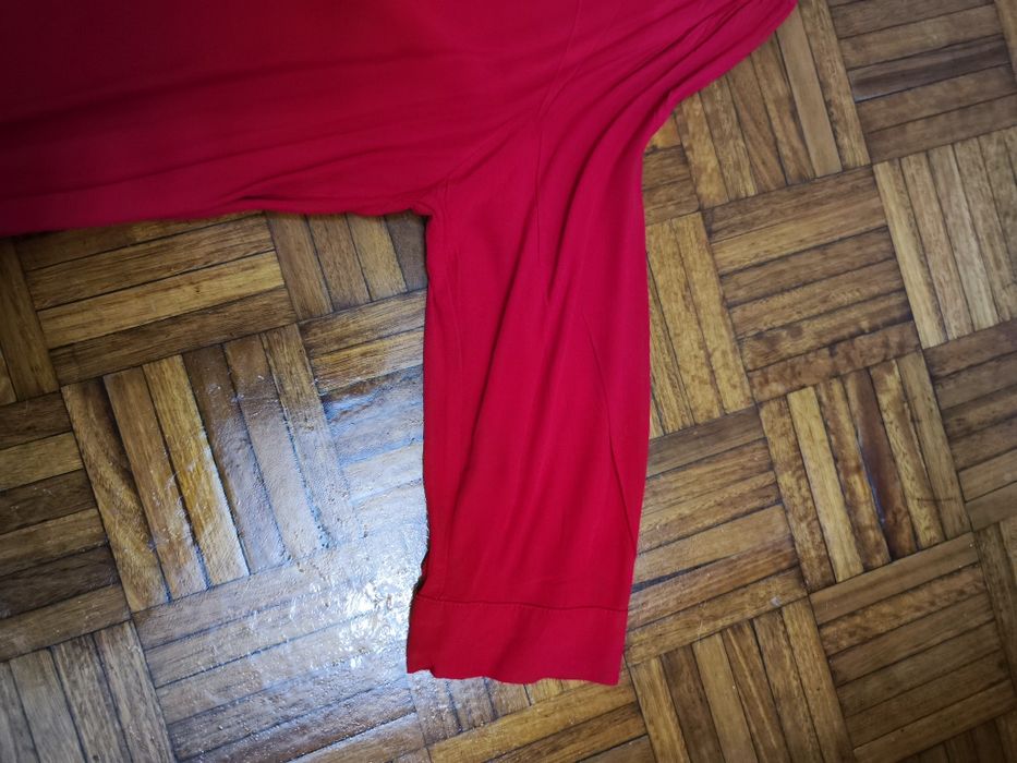 Blusa vermelha de Senhora da Bershka e Blusa verde oliva da Mango