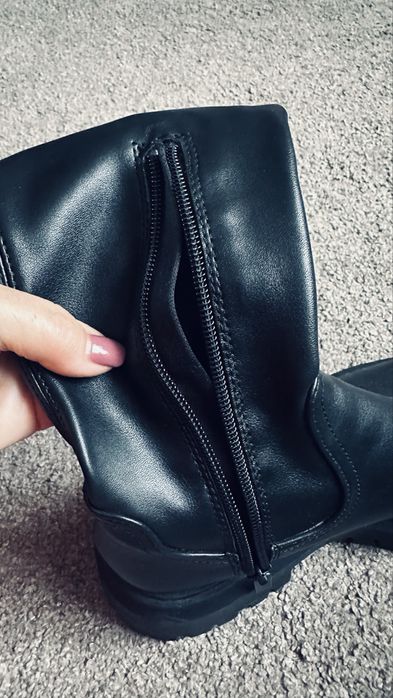 Жіночі чобітки-панчохи.