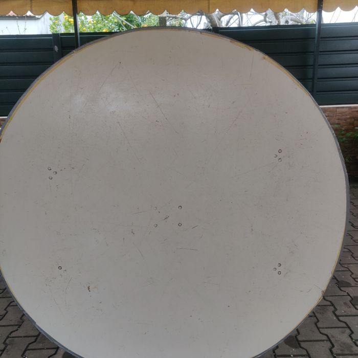 Round table with capacity for 10 people64740114860290124