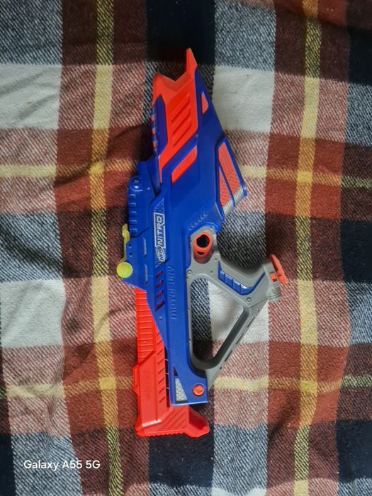 Nerf бластер запускаючи машинки
