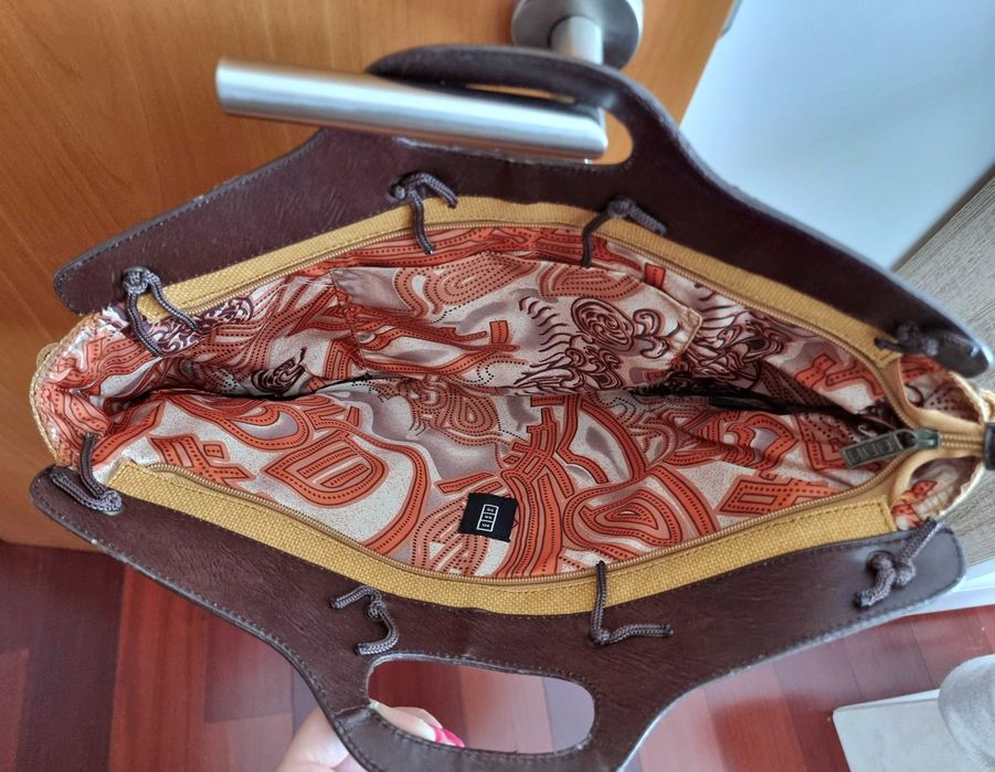 Mala em tons de castanho com adereços Misako