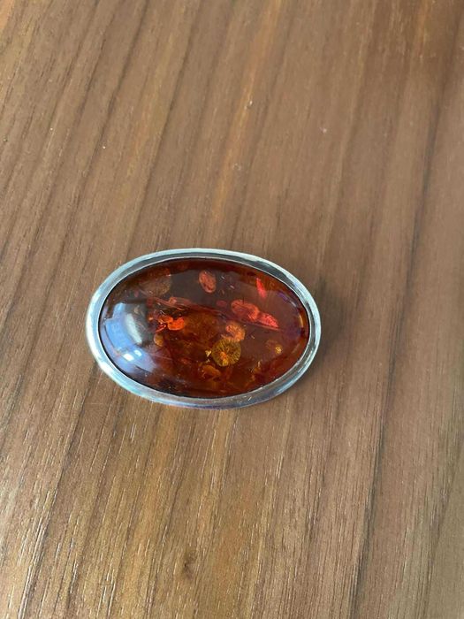 Broszka srebrna z bursztynem