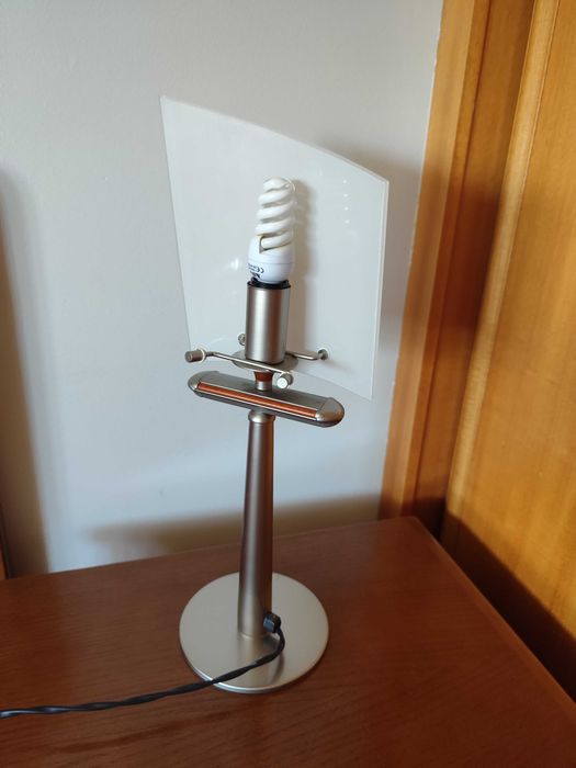 Candeeiro de teto e mesa de cabeceira