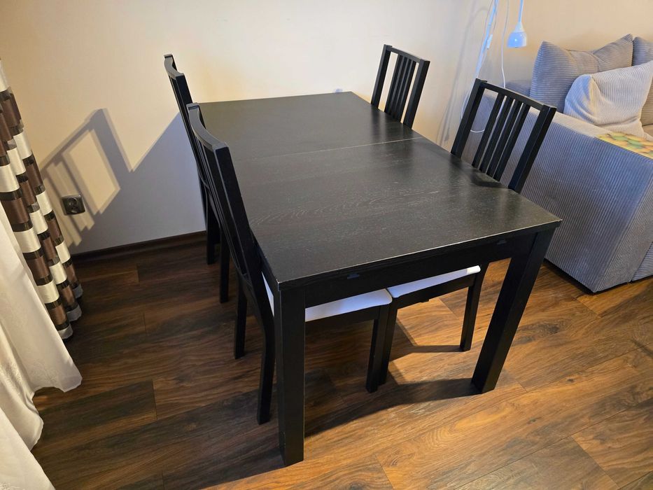 Stół rozkladany czarny,  4 krzesla stan bardzo dobry