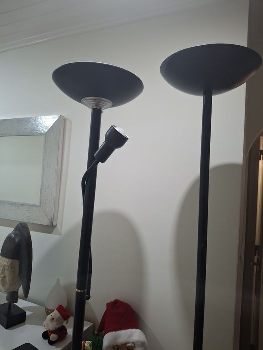 Tall Floor Lamp, Black with Bulbs.