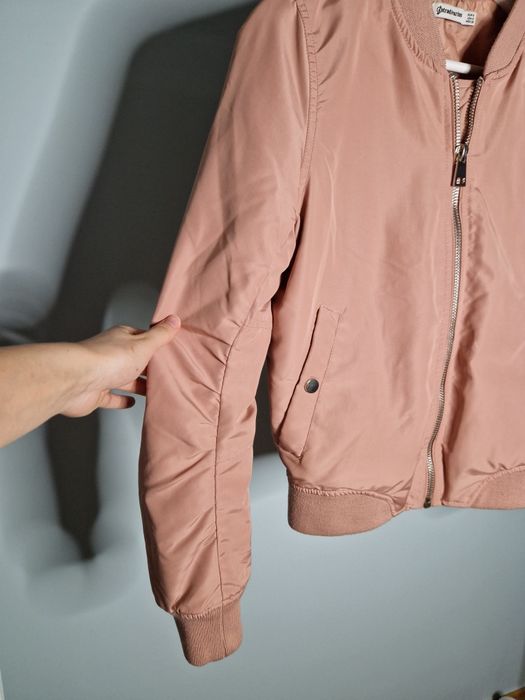 Pudrowo różowa bomberka bomber Stradivarius