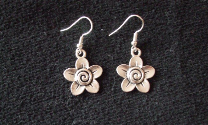 Brincos prateados novos, flor