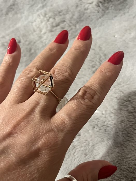 Pierscionek z cyrkonią