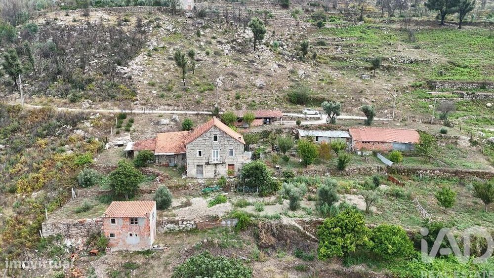 Moradia isolada T3 em Avô de 55 m2