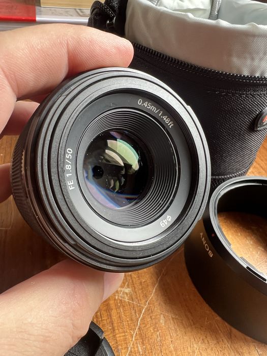 Vendo Sony FE50mm f1.8 como nova. Sem fungos nem manchas. Inclui bolsa da Lowepro tambem nova.
