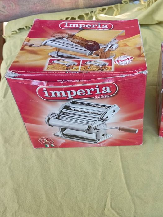 Продам ручну паста-машину  Imperia iPasta, яка призначена для розкачування тіста та нарізання класичної італійської пасти в домашніх умовах.