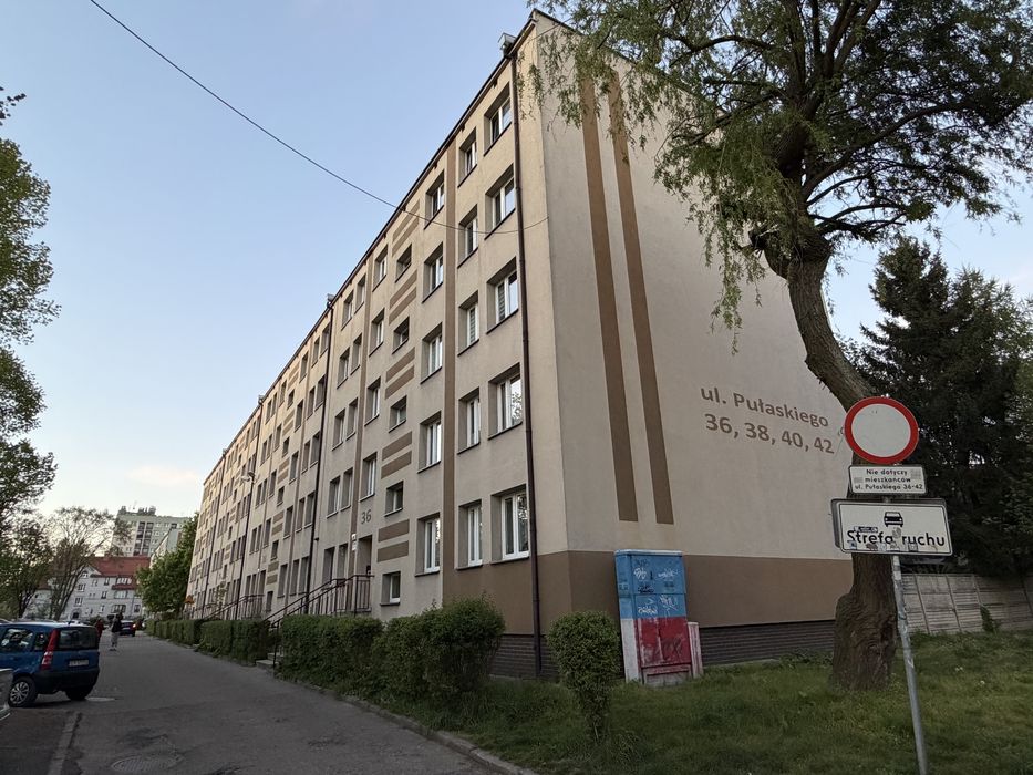 Kawalerka z balkonem i wnęką sypialnianą obok Lodowiska 2-pietro ul. Pułaskiego