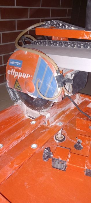 Przecinarka Norton Clipper 232 L długość cìęcia 120 cm, stół do cięcia