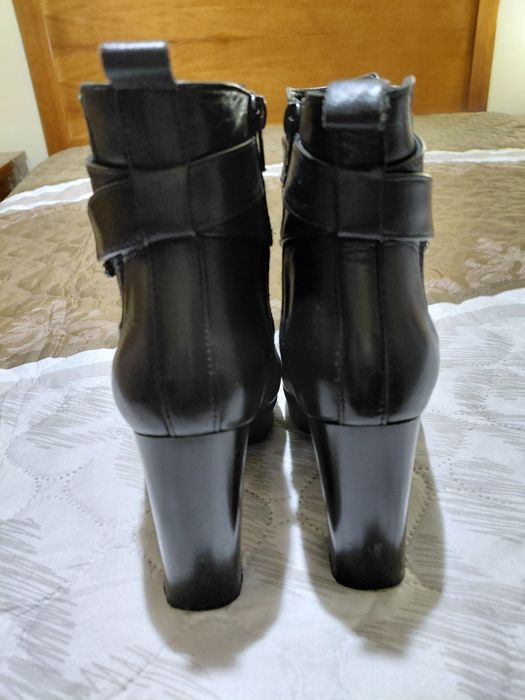 Botas pretas tamanho 35